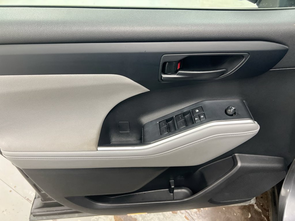 Used 2022 Toyota Highlander L FWD image 20