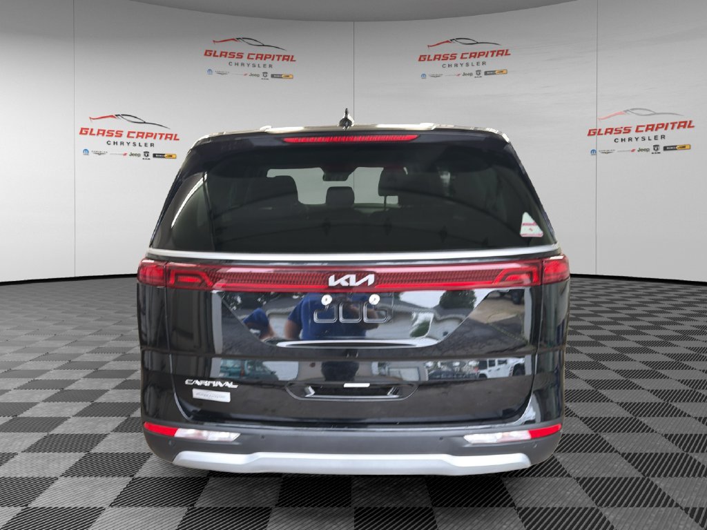 Used 2023 Kia Carnival LX FWD image 6