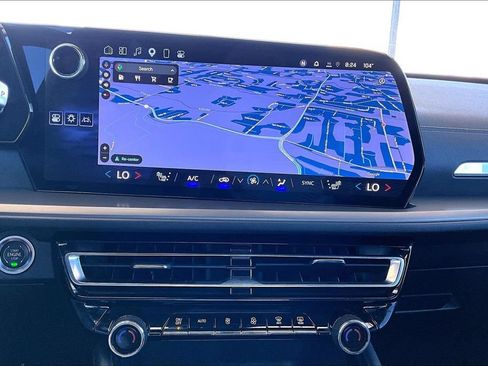 Used 2025 Chevrolet Traverse LT FWD image 15