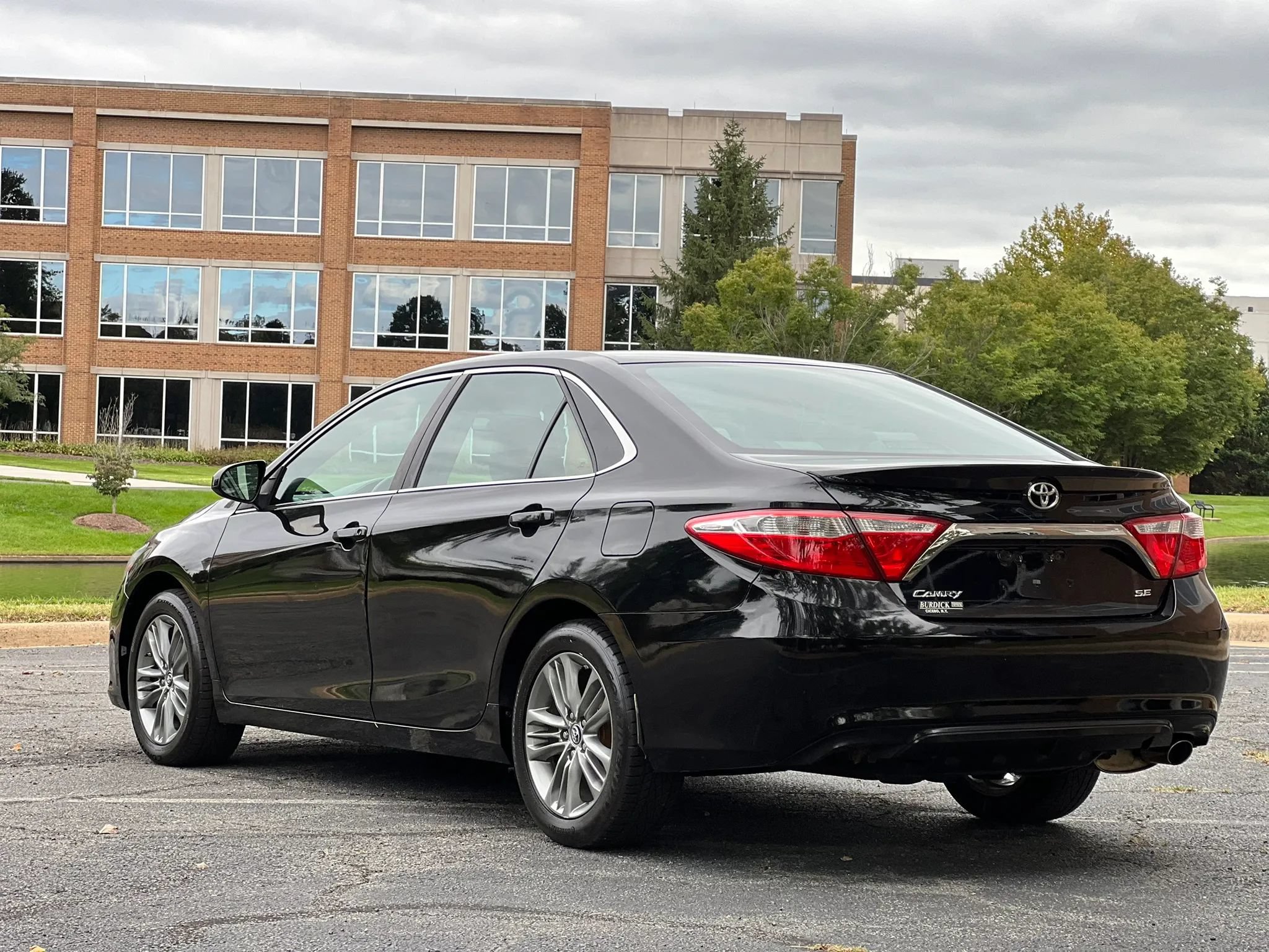 Used 2015 Toyota Camry SE FWD image 3