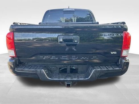 Used 2017 Toyota Tacoma TRD Sport AWD/4WD image 4