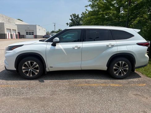 Used 2022 Toyota Highlander XLE AWD/4WD image 3