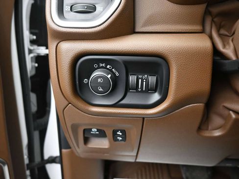 Used 2022 RAM 1500 Laramie AWD/4WD image 9