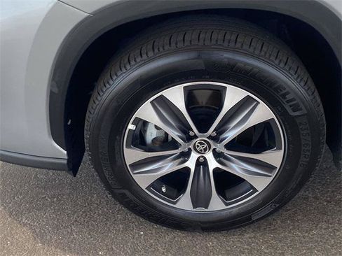 Certified 2024 Toyota Highlander XLE FWD image 11