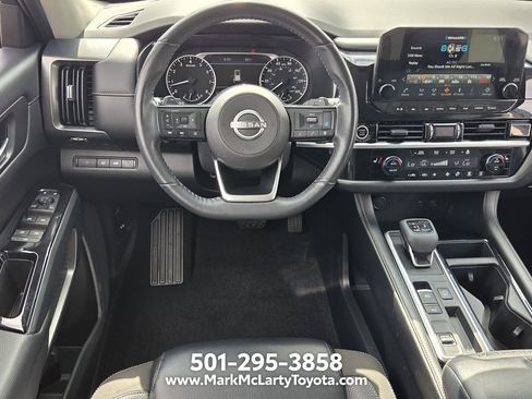 Used 2022 Nissan Pathfinder SL w/ Lighting Package (N92) FWD image 11