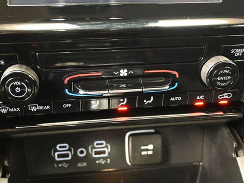 Used 2023 Jeep Grand Cherokee L Laredo image 28