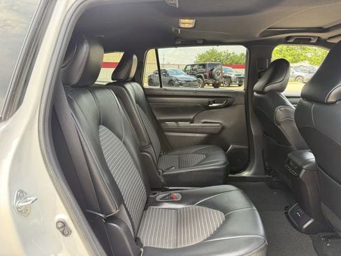 Used 2021 Toyota Highlander XSE FWD image 32