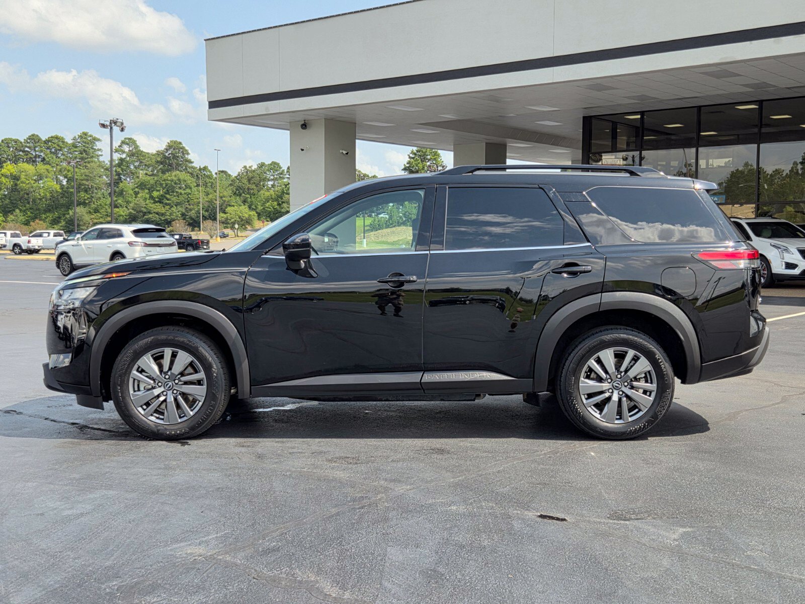 Used 2025 Nissan Pathfinder SV AWD/4WD image 2