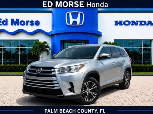 Used 2019 Toyota Highlander LE FWD image 1