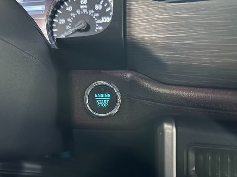 Used 2022 Ford Expedition Limited image 21