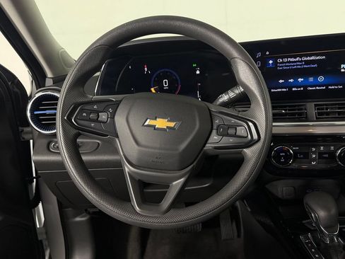 Used 2025 Chevrolet Trax LT FWD image 16