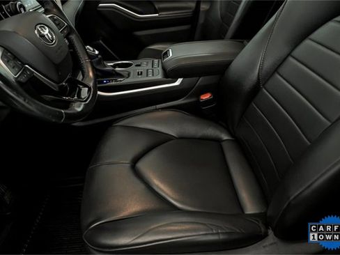 Used 2021 Toyota Highlander XLE image 11