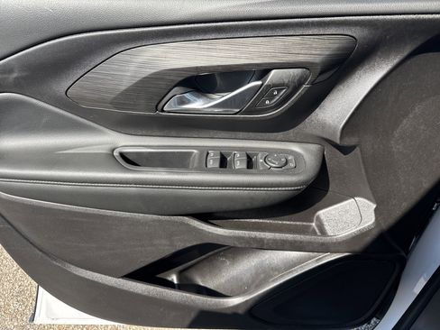 Used 2024 GMC Terrain SLE w/ Driver Convenience Package image 9