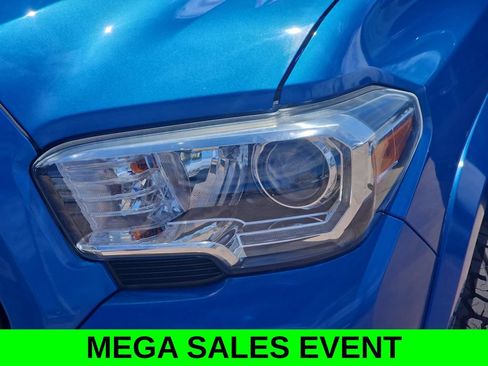 Used 2017 Toyota Tacoma TRD Sport AWD/4WD image 32