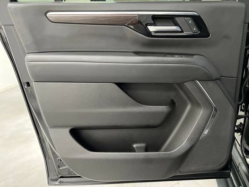 Used 2025 Chevrolet Suburban LT RWD image 19