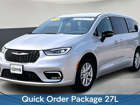 Used 2024 Chrysler Pacifica Touring-L image 3