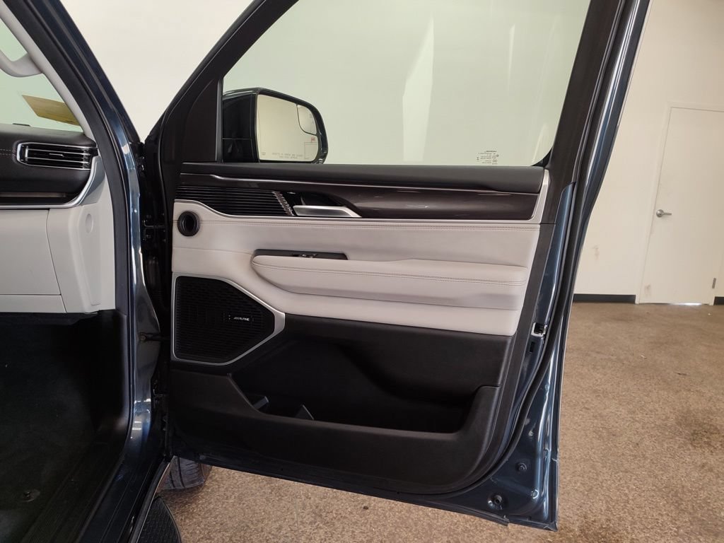 Used 2023 Jeep Wagoneer 4WD w/ Premium Group I image 17