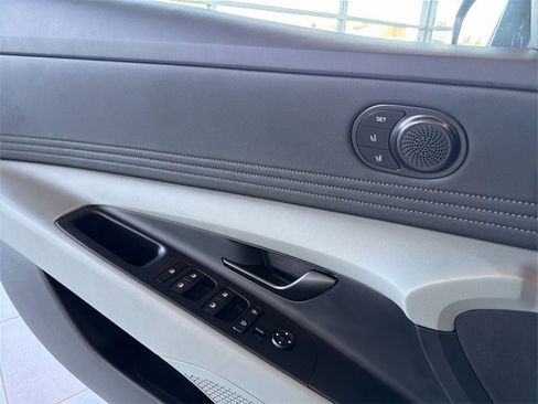 Used 2025 Hyundai Elantra Limited image 21