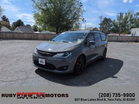 Used 2020 Chrysler Pacifica Touring-L Plus FWD image 3