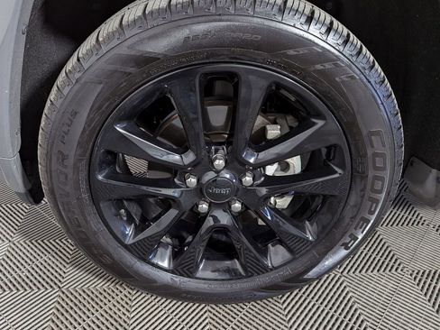 Used 2019 Jeep Grand Cherokee Altitude image 46