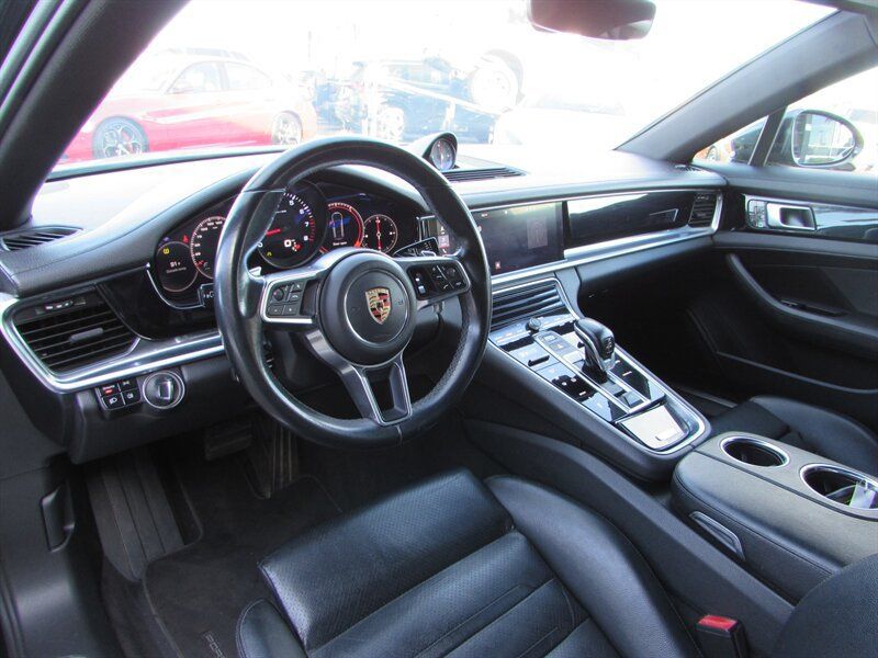 Used 2018 Porsche Panamera image 9