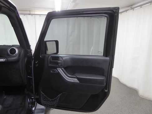 Used 2016 Jeep Wrangler Unlimited Sahara w/ Connectivity Group AWD/4WD image 23