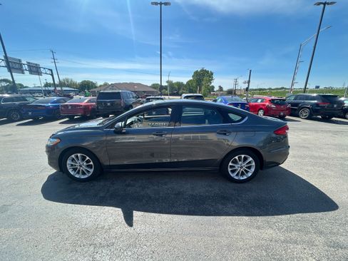 Used 2020 Ford Fusion SE FWD image 2