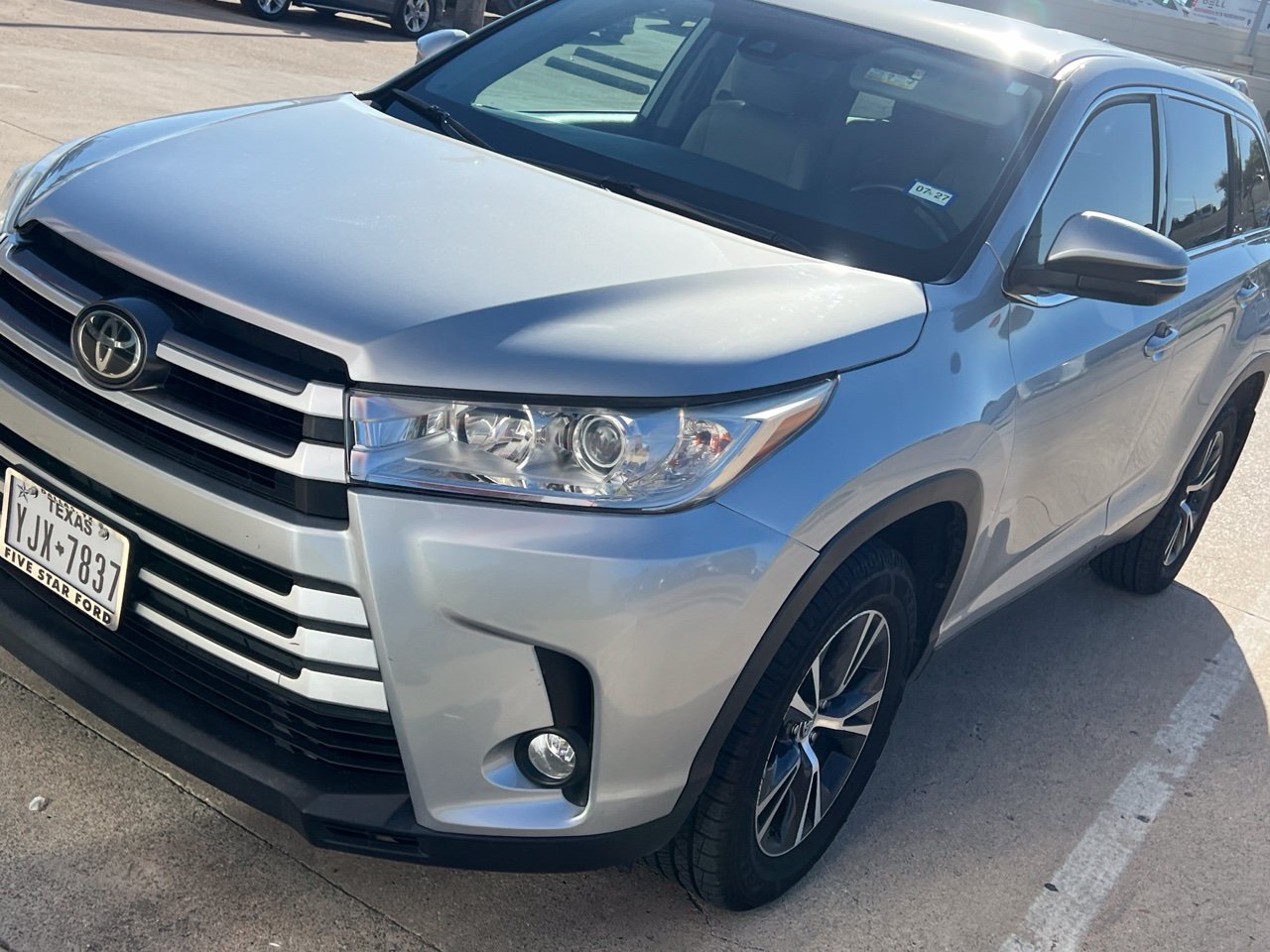 Used 2019 Toyota Highlander Plus FWD image 1
