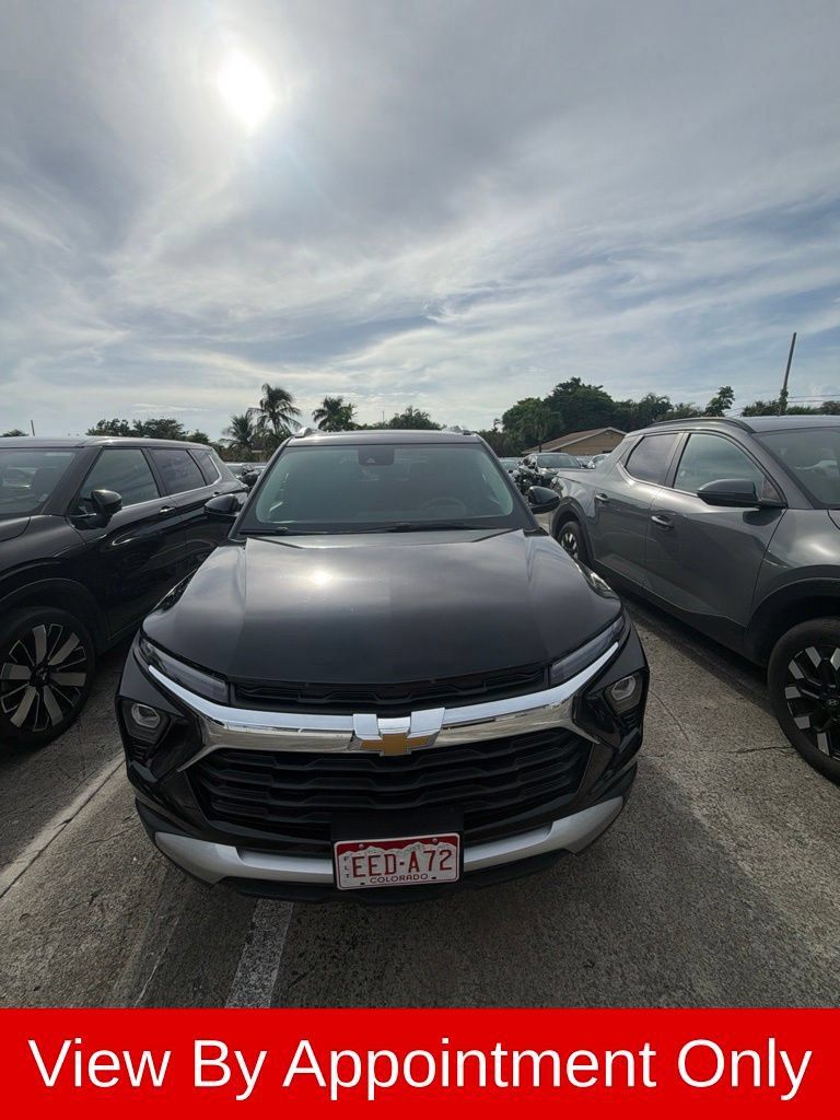 Used 2025 Chevrolet TrailBlazer LT AWD/4WD image 2