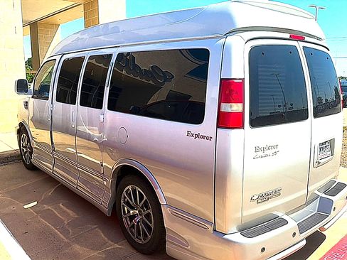 Used 2014 Chevrolet Express 1500 RWD image 2