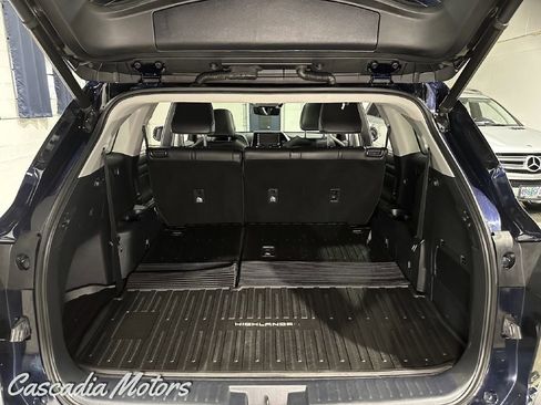Used 2020 Toyota Highlander XLE AWD/4WD image 11
