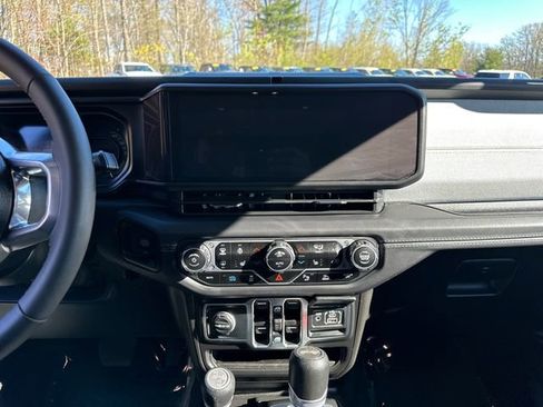 Used 2025 Jeep Wrangler Unlimited Sahara w/ Safety Group AWD/4WD image 25