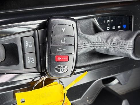 Used 2025 Toyota Camry SE FWD image 12