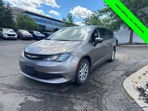 Used 2017 Chrysler Pacifica Touring FWD image 1