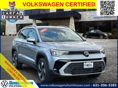 Used 2025 Volkswagen Taos SE w/ Panoramic Sunroof Package