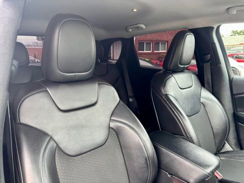 Used 2019 Jeep Cherokee Latitude Plus w/ Comfort/Convenience Group image 18