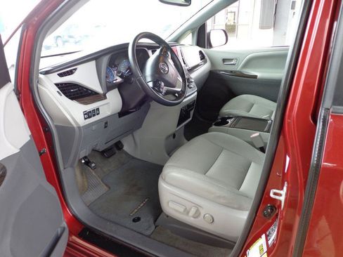 Used 2015 Toyota Sienna XLE w/ XLE Navigation Package FWD image 14
