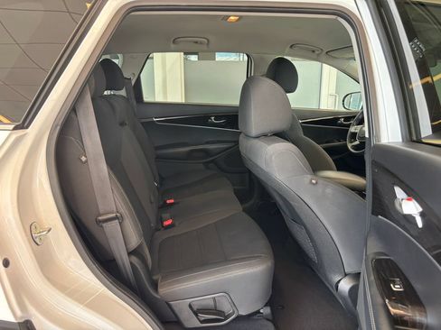 Used 2020 Kia Sorento AWD V6 image 25