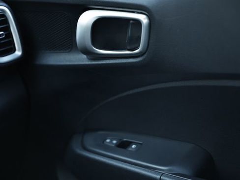 Used 2023 Hyundai Venue SE image 39