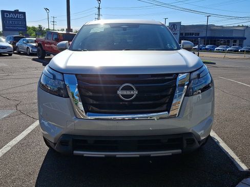 Used 2025 Nissan Pathfinder SL AWD/4WD image 2