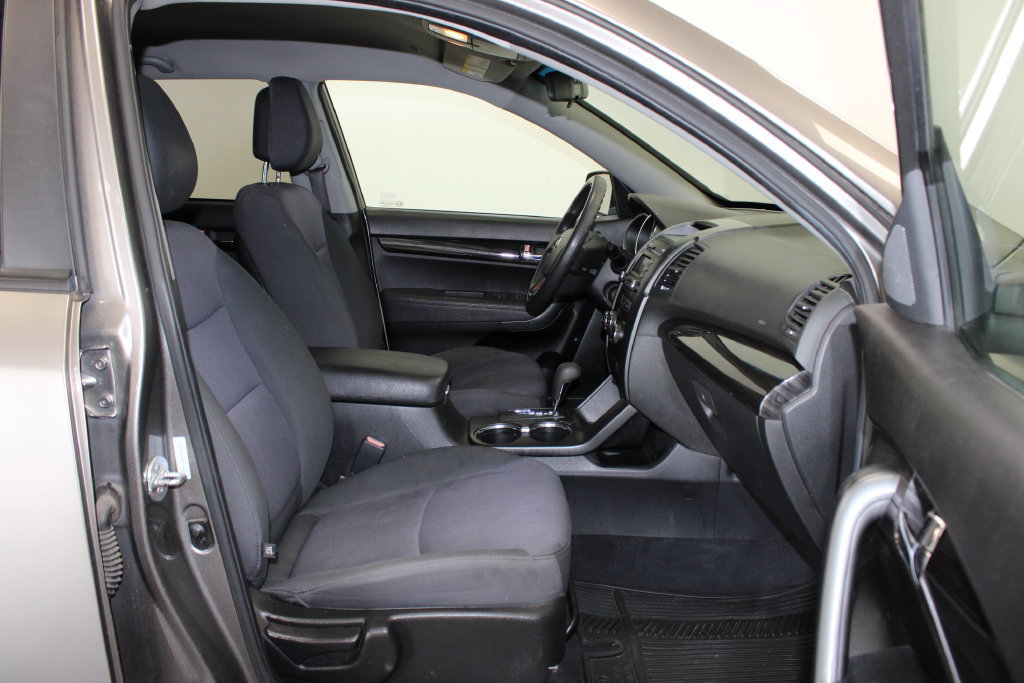 Used 2012 Kia Sorento FWD w/ Third Row Pkg image 10