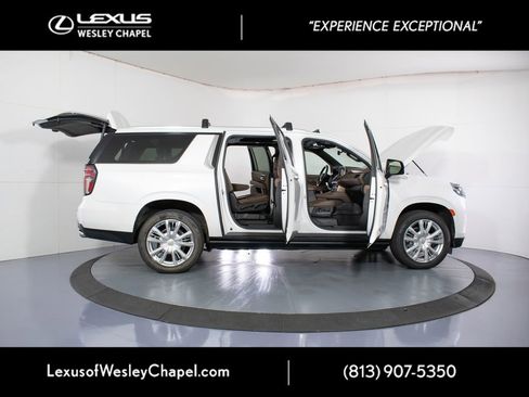 Used 2022 Chevrolet Suburban High Country w/ Premium Package 2 AWD/4WD image 16