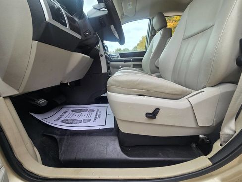 Used 2010 Dodge Grand Caravan SXT image 20