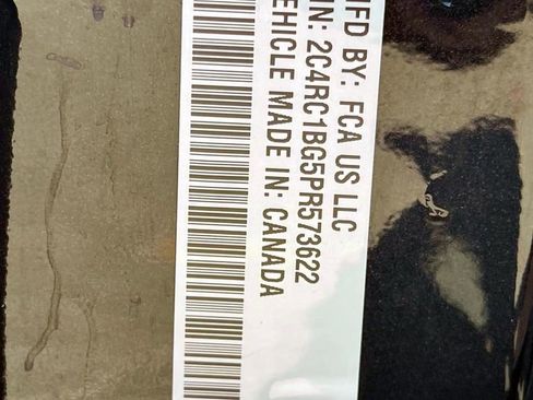 Used 2023 Chrysler Pacifica Touring-L image 19