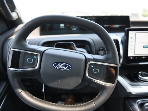 New 2027 Ford Expedition Platinum w/ Stealth Appearance Package RWD image 22