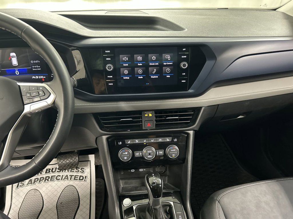 Certified 2024 Volkswagen Taos SE w/ Panoramic Sunroof Package AWD/4WD image 18