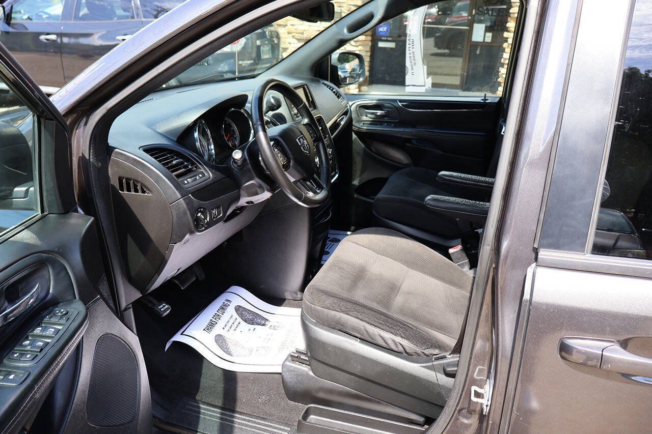 Used 2018 Dodge Grand Caravan SE FWD image 12