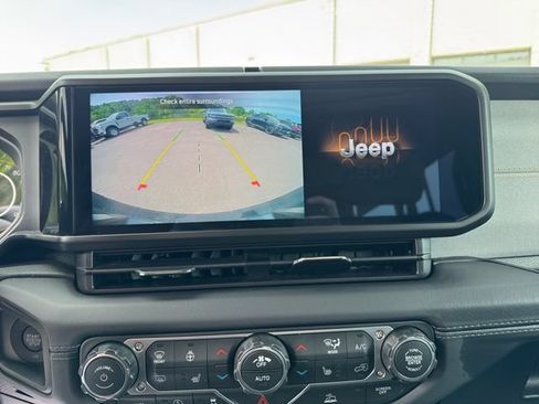 Used 2026 Jeep Wrangler Unlimited Sahara AWD/4WD image 23
