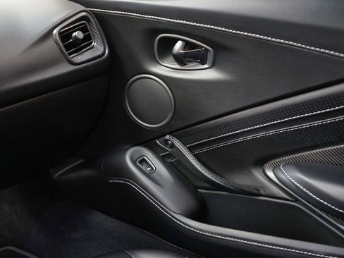 Used 2019 Aston Martin V8 Vantage Coupe image 23