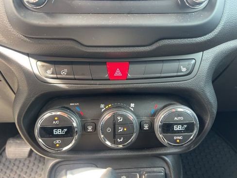 Used 2017 Jeep Renegade Latitude image 22